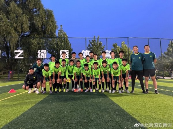 今日张稀哲来到国安U13梯队练习  基地，现场给小球员助威  指导