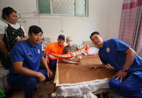 韩鹏已任山东泰山指导教练员组组长，与宿茂臻、王大雷慰问患病小球迷