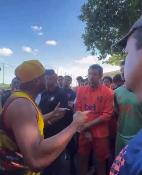 不满主队巴甲垫底！巴媒：累西腓体育球迷闯入练习  中心，威胁球员