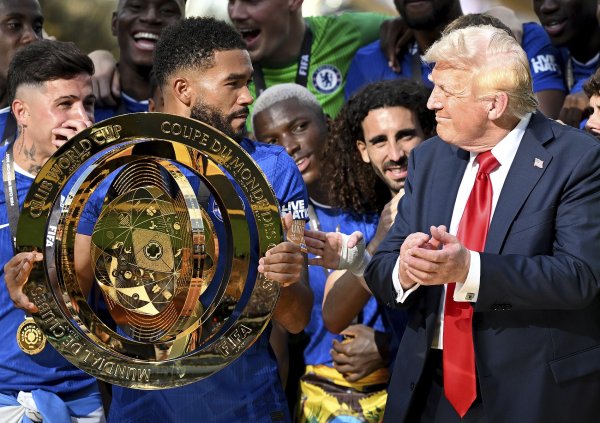 马卡：特朗普考虑颁布法令，让古代足球    在美国从soccer改称为football