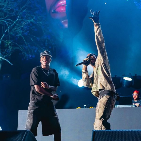 太嗨了！Travis Scott参加维尼修斯生日派对并演出 卡马文加也在