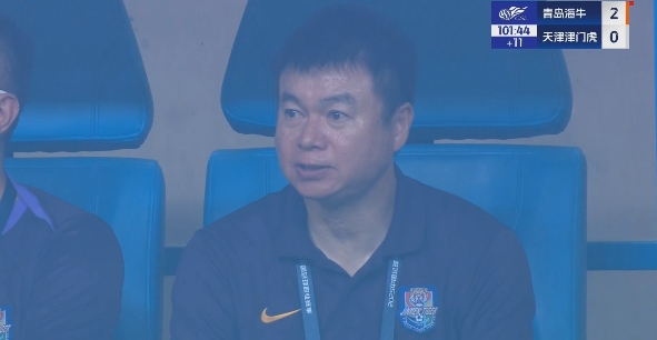 多一人作战0-2追赶  ！于根伟后备  席上脸色不悦