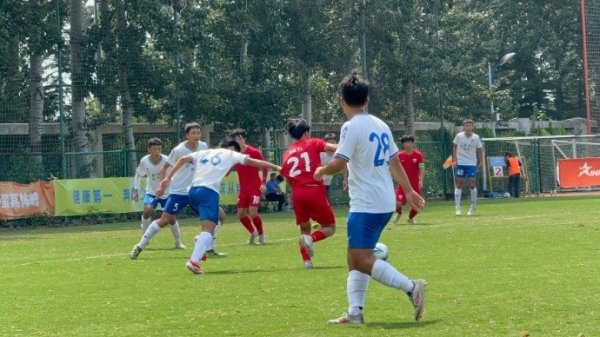 中国青少年古代足球    职业联赛  ，上海海港U17队以小组第二名挺进下一阶段