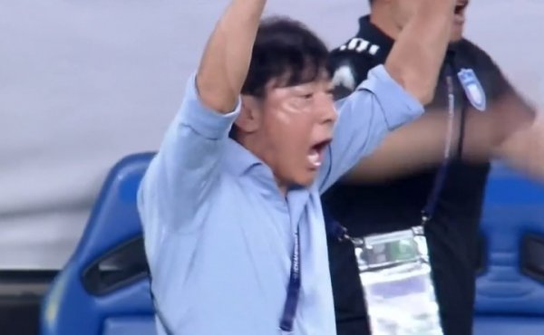 蔚山读秒致胜球  蓉城，主帅申台龙振臂高呼！