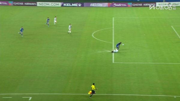 起身暴怒！阿苏埃抢出单刀赴会危险区域  内被绊倒，裁判    未判给申花十二码球