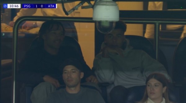 因伤缺席本场大名单！镜头给到看台上观战的杜埃