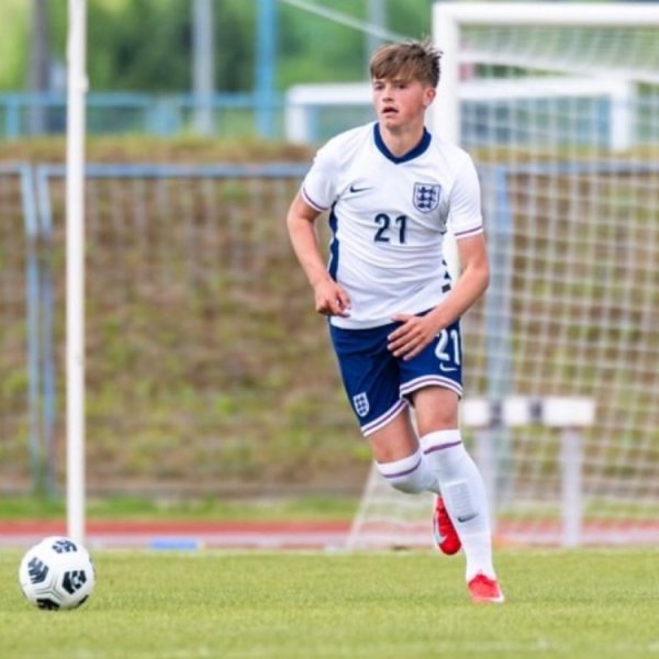 记者：纽卡击败曼联等队，将以37.5万镑+奖金签约15岁神童中卫