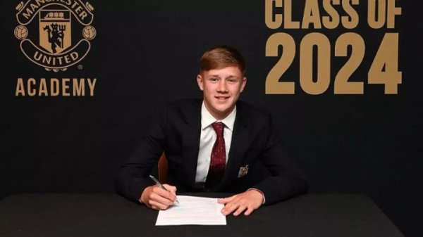 天才中场球员！17岁小将思韦茨被视为曼联的佩德里，已跟随一线队练习