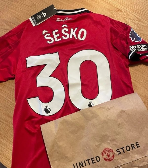 曼联球迷新买运动活动    服  印字符号错误，舍什科向其赠送一件签名运动活动    服