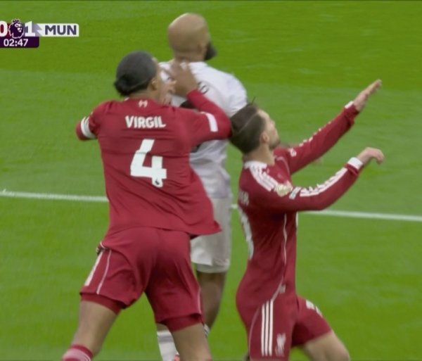 友军误伤😱范迪克争顶中肘击麦卡利斯特，之后曼联闪电得分