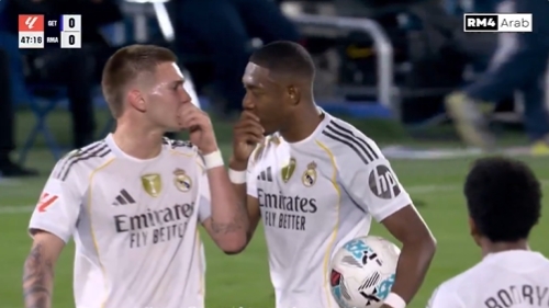 不和谐…马斯坦托诺与阿拉巴争罚定位球，未果后表露不满略显生气