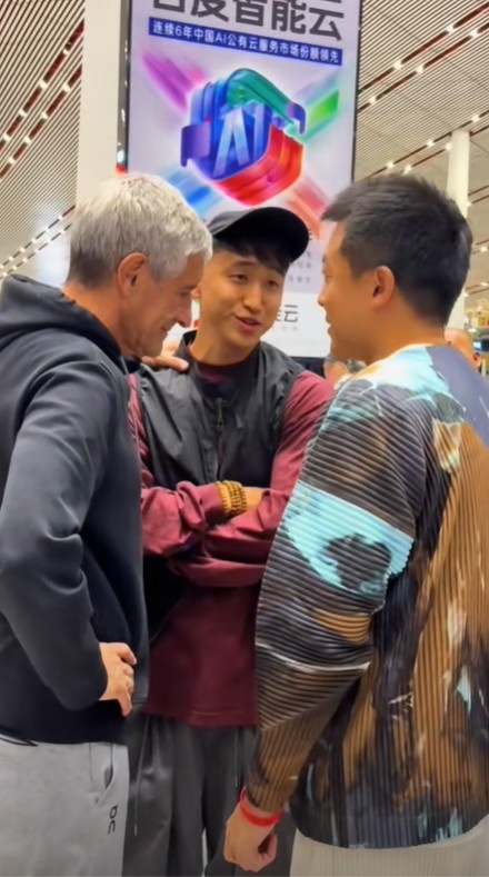 张源去机场送塞蒂恩！后者寄语：会继续看你赛事  ，给你最好的建议