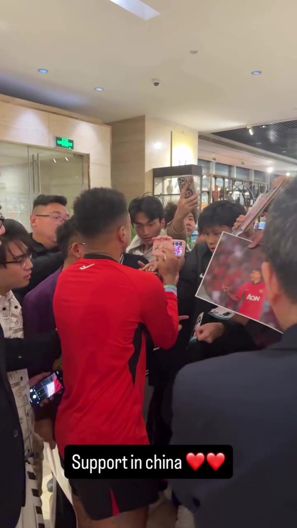 大明星林皇！林加德被中国球迷围着签名，踢个亚冠客场应战    成了见面会