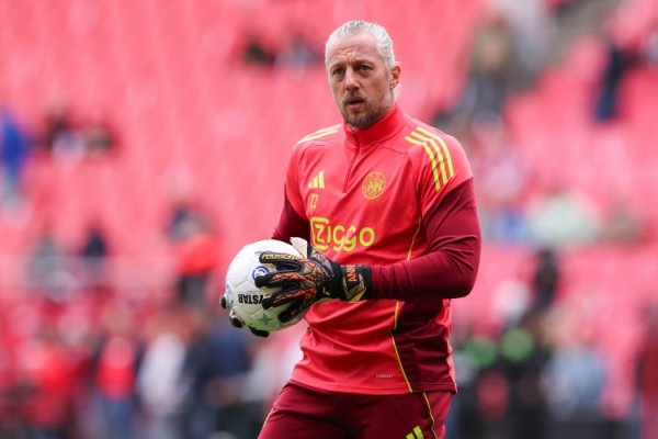 41岁零348天，阿贾克斯守门员帕斯维尔成欧冠历史出场第三年长球员