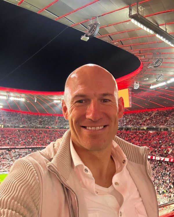 好久不见！41岁罗本重返慕尼黑，现场观战拜仁vs布鲁日的欧冠赛事