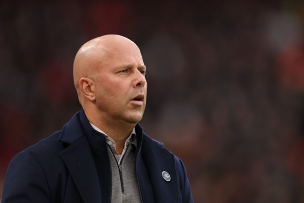 斯洛特：伊萨克和埃基蒂克能一起上场，但这意味着中场球员需要重组