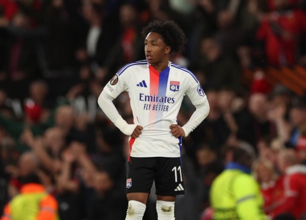 官方：里昂翼锋马利克-福法纳右脚踝严重关节扭伤  ，将伤缺数个月