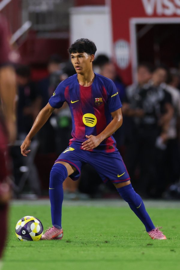 世体：西汉姆联关注巴萨17岁新星德罗，可能冬窗开出报价