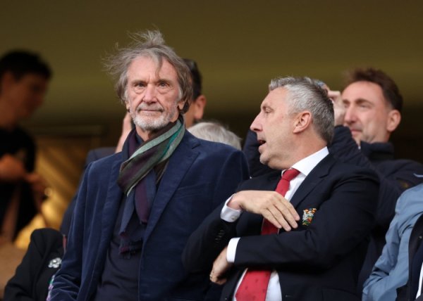 目睹球队失败  ！邮报：拉特克利夫现场见证尼斯输球，面色凝重