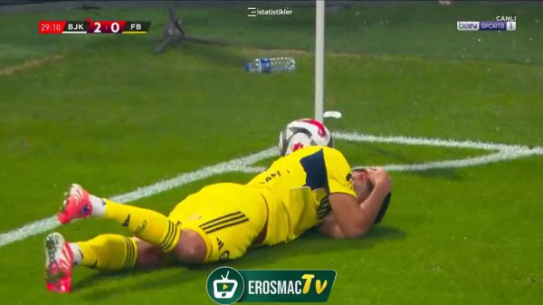 遭贝西克塔斯球迷砸水瓶！阿森西奥倒地捂头滚翻  十分痛苦