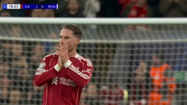 第79分钟麦卡被换下，接受安菲尔德全场掌声