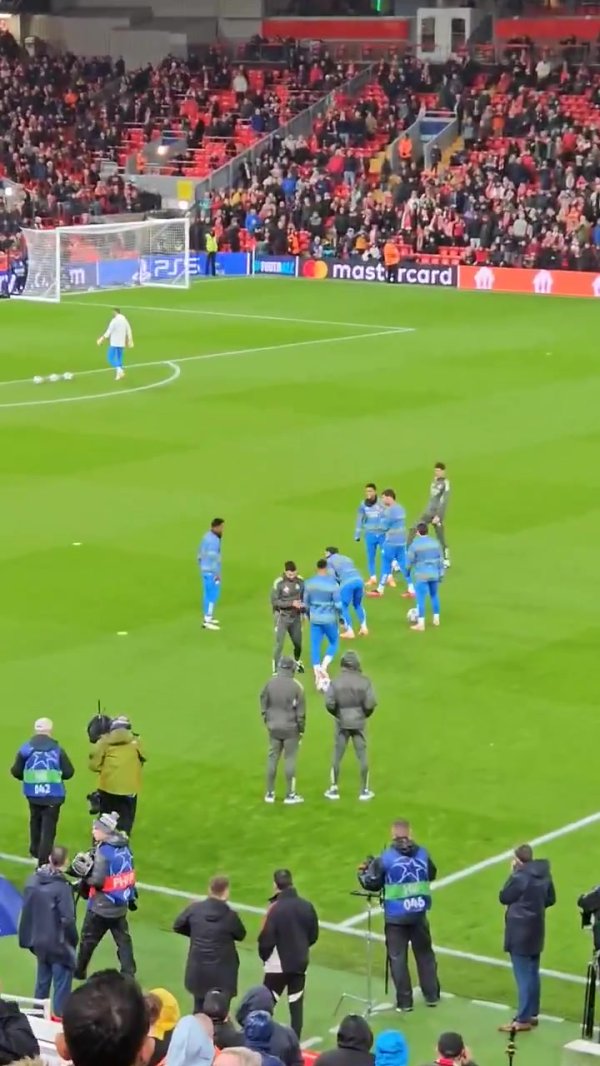 故人相见🤫阿诺德在赛前热身  时被安菲尔德球迷报以嘘声